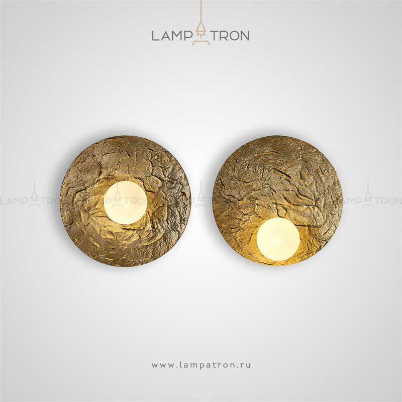 Настенный светильник в форме металлического диска с эффектом сусального золота и шарообразным плафоном Lampatron ROMA BALL