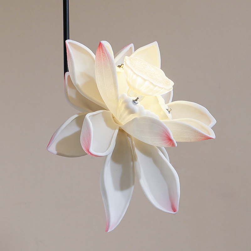 Подвесной светильник Blooming Lotus Pendant | белый цветок