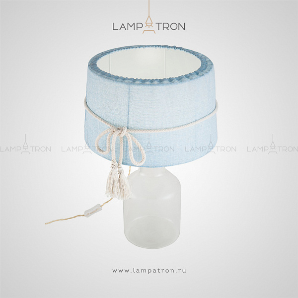 Настольная лампа с голубым текстильным абажуром, перевязанным шнуром с кистями PELLE